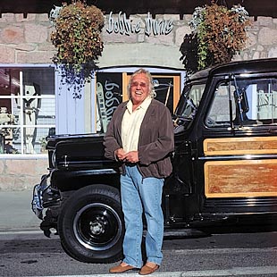 Bobbie Burns in front of his clothing store on Sun Valley Road. photo by David N. Seelig
